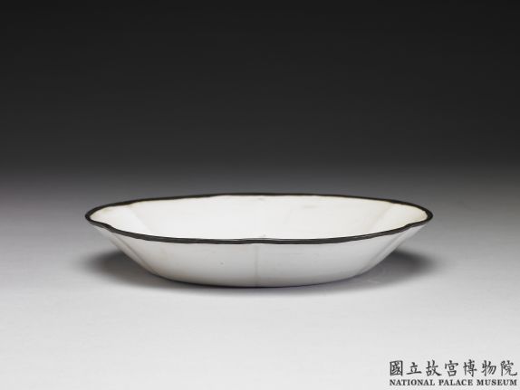 Dish with floral rim in white glaze, Ding ware, Song dynasty (960-1279)